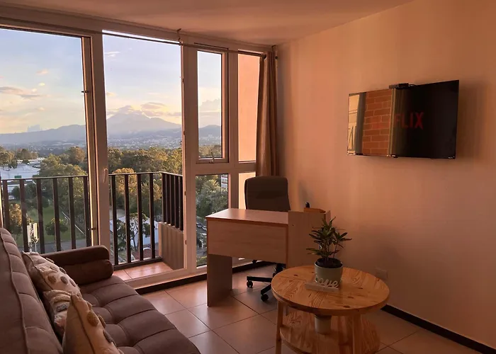 Luxury Apartments - King Bed - Pool - Gym & Free Parking